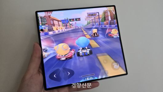 폴드7을 펼친 상태로 모바일 게임을 구동한 모습.
