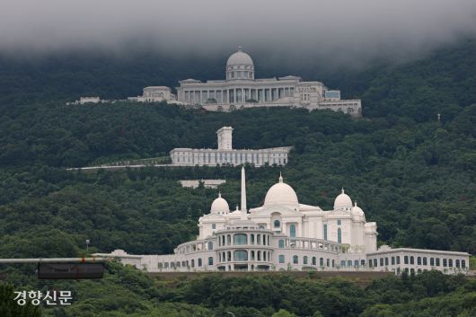 김건희 특검팀이 건진법사 청탁 의혹과 관련해 경기 가평군 통일교 본부를 압수수색하고 있는 18일 통일교 본부. 정효진 기자