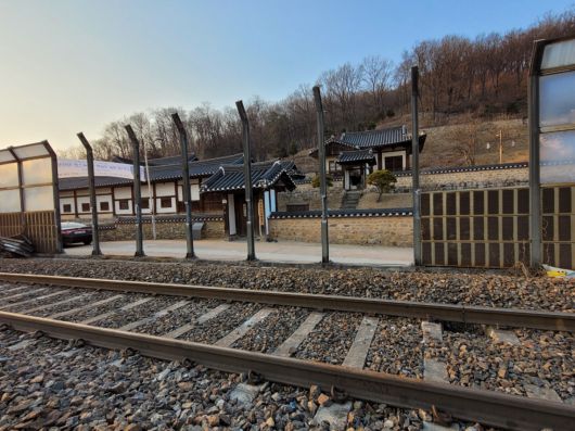 이상룡 선생의 생가인 임청각 앞에 일제강점기에 설치된 철로가 놓여 있다. 경북도 등은 2019년부터 철로와 옹벽을 철거하고 주변을 복원하고 있다. 안동문화지킴이 제공