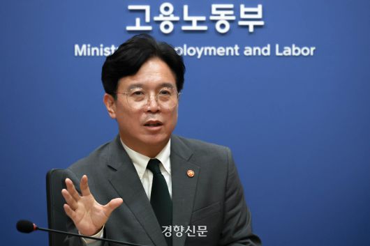 김영훈 고용노동부 장관이 지난 29일 서울지방고용노동청 회의실에서 경향신문과 인터뷰를 하고 있다. 성동훈 기자