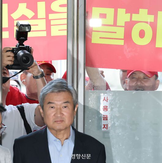 조태용 전 국가안보실장이 지난 29일 서울 서초구 채 상병 특검에 피의자 신분으로 출석하고 있다. 성동훈 기자