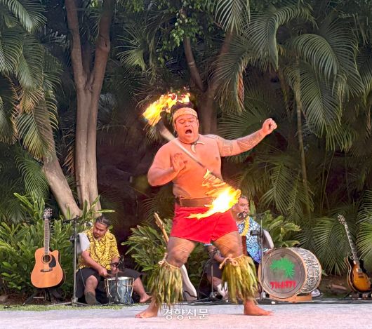 힐튼 하와이언 빌리지 와이키키 비치 리조트의 루아우 공연.