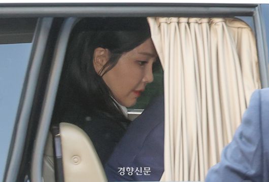 윤석열 전 대통령의 부인 김건희씨가 헌법재판소 파면 선고 후 7일만인 4월 11일 오후 서울 용산구 한남동 관저를 떠나고 있다. /권도현 기자