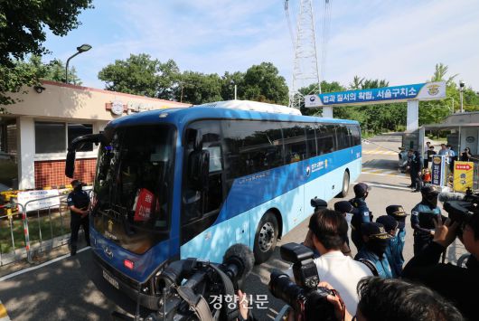 김건희 여사의 의혹을 수사하는 민중기 특검팀이 윤석열 전 대통령에 대한 체포영장 집행을 시도한 1일 경기 의왕시 서울구치소 앞에 호송차량이 지나가고 있다. 2025.8.1. 이준헌 기자