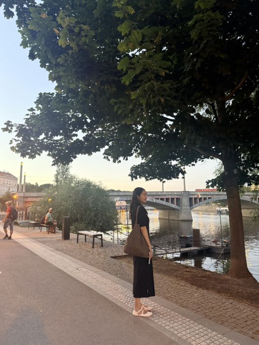 배우 신민아씨가 유럽 여행기를 공개한 블로그를 통해 입소문난 발가락신발.