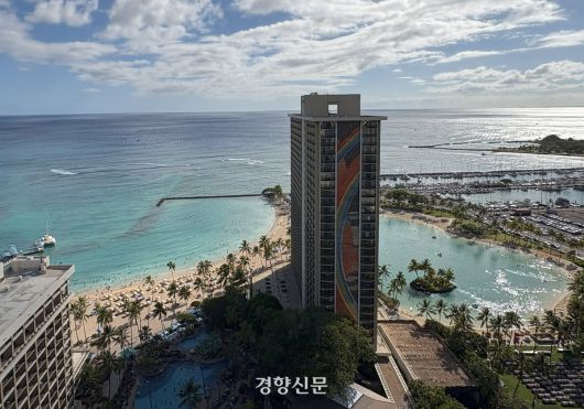 1차 레노베이션을 마친 힐튼 하와이언 빌리지 와이키키 비치 리조트의 상징 레인보 타워.