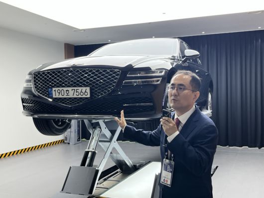 진단하고 이정환 SK렌터카 대표가 중고차량의 성능 점검 및 정밀 진단 과정을 설명하고 있다.