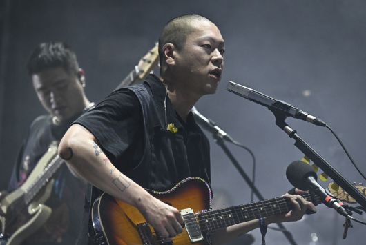 2일 인천시 연수구 송도달빛축제에서 열린 <2025 인천 펜타포트 록 페스티벌>에서 혁오&선셋롤러코스터의 오혁이 공연을 선보이고 있다. PRM 제공