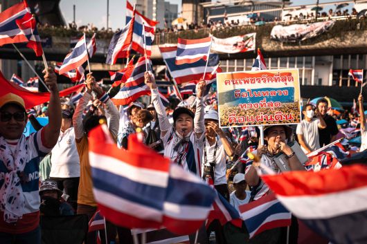 2일(현지시간) 태국 방콕 시내 전승기념탑 앞에서 패통탄 친나왓 태국 총리의 자진 사퇴를 촉구하는 집회가 열리고 있다. AFP연합뉴스