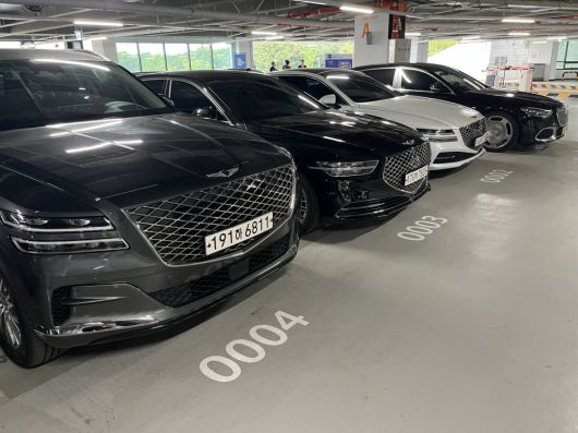 상품화 완료 상품화 과정을 거친 중고차들이 오토옥션 주차장에서 경매 회원사들의 낙찰을 기다리고 있다.