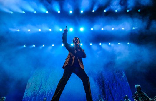 2일 인천시 연수구 송도달빛축제에서 열린 <2025 인천 펜타포트 록 페스티벌>에서 밴드 Pulp의 보컬 자비스 코커가 무대를 선보이고 있다. PRM 제공