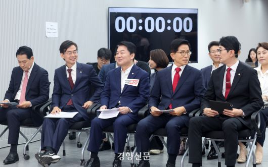 3일 여의도 국민의힘 중앙당사에서 열린 당 대표 후보자 비전대회에 앞서 후보들이 대화를 나누고 있다.  왼쪽부터 장동혁, 조경태, 안철수, 김문수, 주진우 후보.  문재원 기자