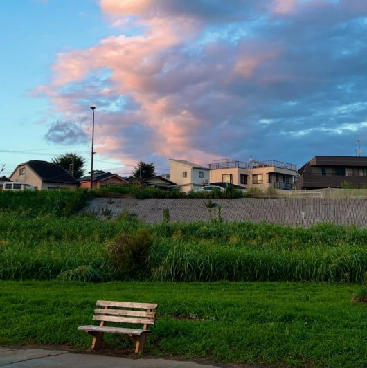 오쿠야마 요시유키 감독이 인스타그램에 올린 실제 벤치 사진. 그는 “벤치를 보러갈 때 편한 신발을 신고 갈 것을 추천한다”고 썼다. 인스타그램 갈무리