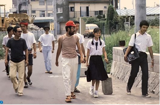 소마이 신지 감독(가운데)이 <태풍클럽>을 연출할 때의 비하인드 컷. 엠엔엠인터내셔널 제공