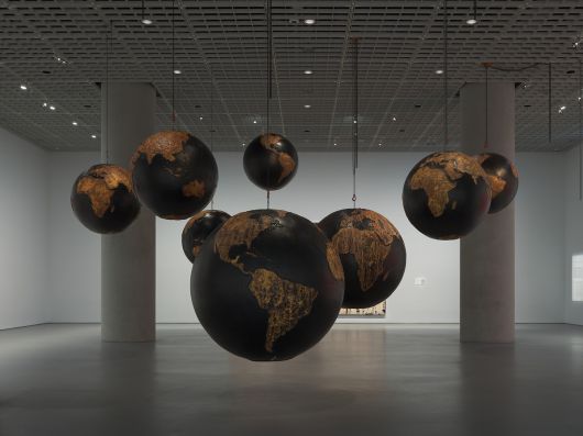 마크 브래드포드가 서울 용산구 아모레퍼시픽미술관에 전시한 ‘그는 잿더미의 왕이 되기 위해서라도 나라가 타오르는 것을 볼 것이다’(2019). 아모레퍼시픽미술관 제공