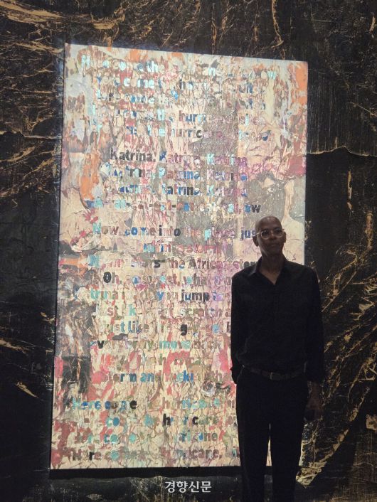 마크 브래드포드가 서울 용산구 아모레퍼시픽미술관에 전시한 ‘폭풍이 몰려온다’(2025) 앞에 서 작품설명을 하고 있다. 윤승민 기자