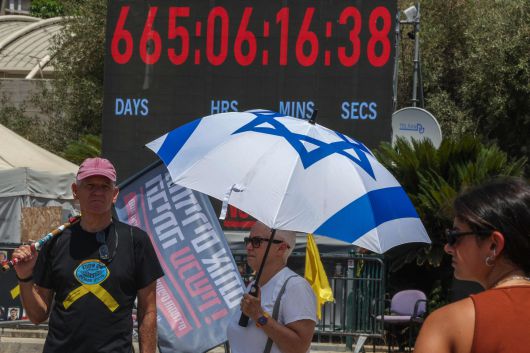 2일(현지시간), 도널드 트럼프 미국 대통령의 중동특사 스티브 위트코프의 방문에 맞춰 텔아비브 ‘인질 광장’에서 2023년 10월부터 가자지구에 억류된 이스라엘인들의 가족들이 시위를 벌이고 있다. AFP연합뉴스