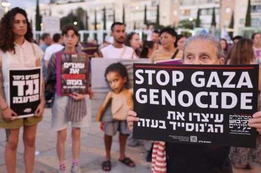지난달 31일(현지시간), 이스라엘 텔아비브에서 열린 반정부 시위에서 시위대가 팻말을 들고 구호를 외치고 있다. 참가자들은 가자지구에서의 전쟁 중단과 2023년 10월 이후 팔레스타인 무장세력에 의해 억류된 이스라엘인들의 석방을 촉구했다. AFP연합뉴스