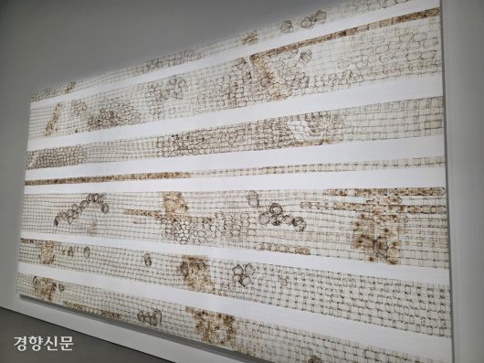 마크 브래드포드가 서울 용산구 아모레퍼시픽미술관에 전시한 ‘엔드페이퍼’ 연작 중 ‘심장이 뛰는 쪽’(2024). 윤승민 기자