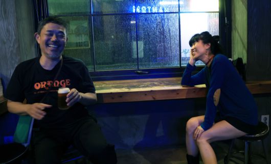 3호선 버터플라이 보컬 남상아(오른쪽)와 기타리스트 성기완이 지난달 19일 서울 연남동의 한 주점에서 대화를 나누다 환히 웃고 있다. 서성일 선임기자