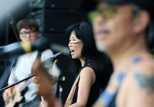 3호선 버터플라이 멤버들이 지난달 31일 인천 송도달빛축제공원에서 ‘펜타포트 락 페스티벌 2025’ 리허설을 하고 있다. 서성일 선임기자