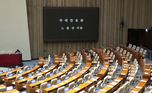 노종면 더불어민주당 의원이 5일 국회 본회의에서 방송법  개정안에 대한 무제한 토론(필리버스터)을 이어가는 중 배현진 국민의힘 의원이 홀로 국민의힘 의석에  앉아 있다. 연합뉴스