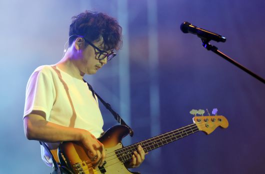 ‘펜타포트 락 페스티벌 2025’ 무대에 오른 3호선 버터플라이 베이시스트 김남윤이 연주를 하고 있다. 서성일 선임기자