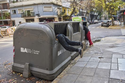 한 남성이 지난 5월6일(현지시간) 아르헨티나 부에노스아이레스에 설치된 쓰레기통에서 재활용품을 찾고 있다. AP연합뉴스