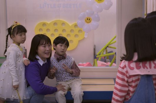 영화 <그녀에게>는 ‘완벽한 커리어 우먼’을 자부하던 정치부 기자가 발달장애인 아들의 엄마가 되면서 고통 속의 행복을 발견해가는 10년을 그렸다. 영화로운형제 제공