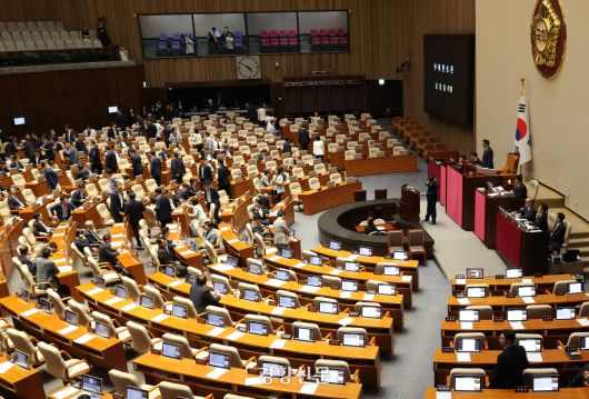 5일 국회 본회의에서 방송문화진흥회법 개정안에 대한 김장겸 국민의힘 의원의 무제한 토론이 시작되자 여당 의원들이 퇴장하고 있다. 박민규 선임기자
