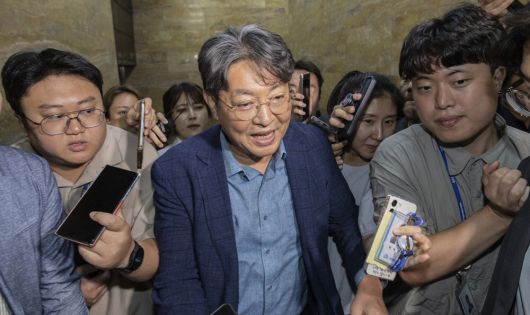 주식 차명거래 의혹이 제기된 이춘석 국회 법제사법위원장이 5일 본회의장을 나가다 취재진의 질문을 받고 있다. 연합뉴스