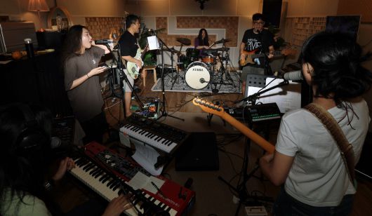3호선버터플라이 멤버들이 지난달 24일 서울 합정동의 한 녹음실에서 합주를 하고 있다. 서성일 선임기자
