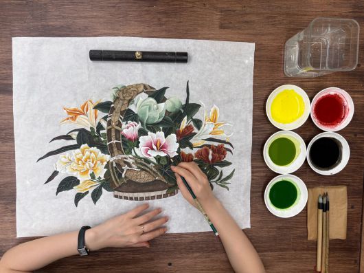 전통적인 정취가 강해서 시니어들의 취미 생활로 통하던 민화에 대한 인식이 바뀌고 있다.  민화작가 김미연씨가 작업 중인 화훼도. 김미연 제공