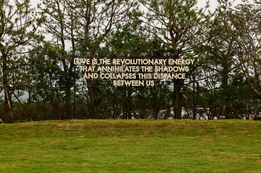 제주 서귀포시 포도뮤지엄에 전시된 로버트 몽고메리의 ‘Love is The Revolutionary Energy’(2025). 포도뮤지엄 제공