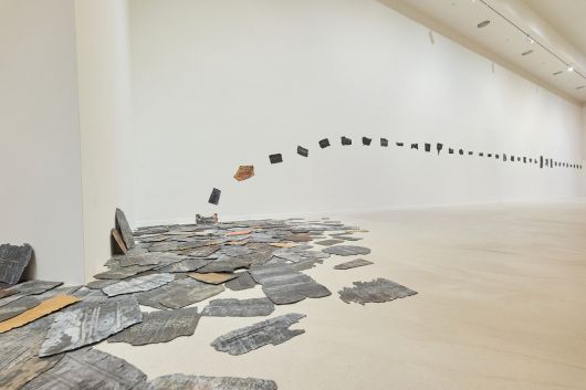 제주 서귀포시 포도뮤지엄에 전시된 제니 홀저의 ‘Cursed’(2022). 포도뮤지엄 제공