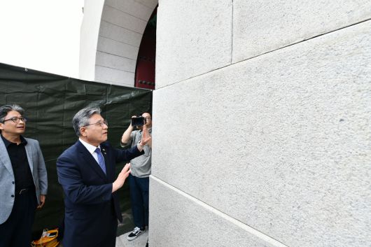 허민 국가유산청이 11일 오후 경복궁 광화문에서 낙서 제거 상태를 점검하고 있다.    국가유산청 제공