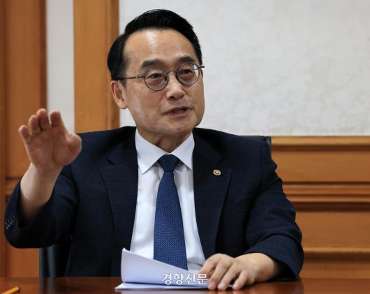 허철훈 신임 중앙선거관리위원회 사무총장이 지난 8일 경기 과천시 중앙선관위 청사에서 경향신문과 인터뷰를 하고 있다. 서성일 선임기자