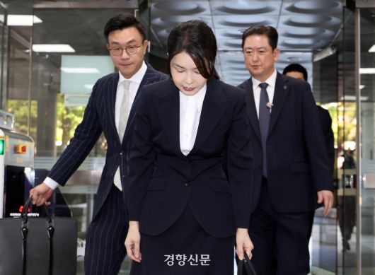 자본시장과 금융투자업에 관한 법률 위반, 정치자금법 위반, 특정범죄 가중처벌 등에 관한 법률 위반(알선수재) 등의 혐의를 받는 윤석열 전 대통령 부인 김건희 씨가 12일 오전 서울 서초구 서울중앙지법에서 열린 구속 전 피의자 심문(영장실질심사)에 출석하고 있다. 권도현 기자