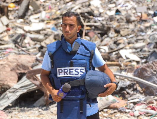 지난해 10월10일(현지시간) 알자지라 방송 기자 아나스 알샤리프가 가자시티 아랍 알리 병원 인근에 마이크를 들고 서 있다. AFP연합뉴스