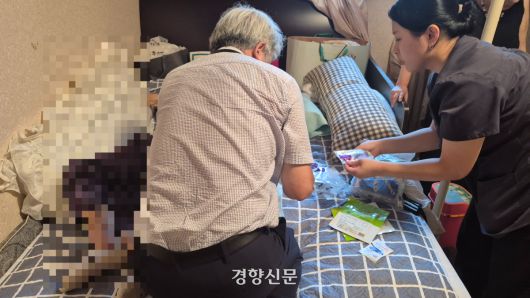 이정권 서울36의원 원장(70)이 11일 오전 서울 서초구의 한 할머니 집에서 욕창치료를 하고 있다. 류인하 기자