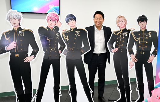 오세훈 서울시장이 12일 오전 ‘2025 Startup Seoul 홍보대사 및 Try Everything 홍보단’ 위촉식에 앞서 버추얼 보이그룹 플레이브와 기념촬영 하고 있다. 서울시 제공