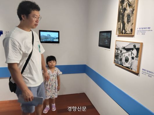 김규석씨(39)와 딸 하영양(4)이 80주년 광복절인 15일 서울 종로구 대한민국역사박물관을 찾아 전시를 둘러보고 있다. 김태욱 기자