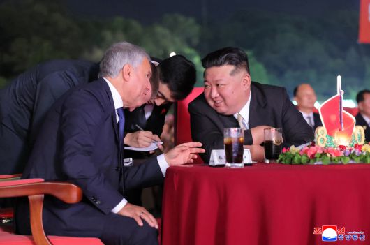 김정은 국무위원장이 지난 14일 평양 개선문광장에서 열린 조국해방 80주년 경축 공연을 뱌체슬라브 볼로진 러시아 국가회의 의장과 함께 관람했다고 조선중앙통신이 15일 보도했다. 평양 조선중앙통신=연합뉴스