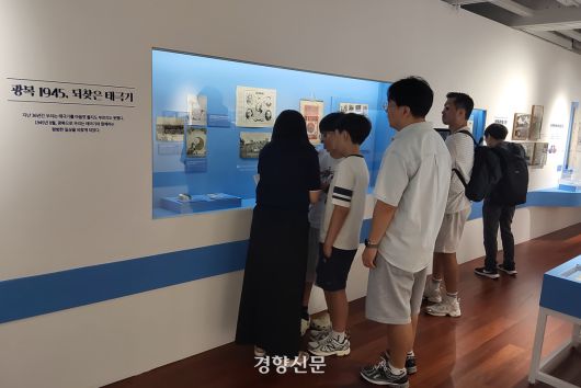 시민들이 80주년 광복절인 15일 서울 종로구 대한민국역사박물관을 찾아 전시를 둘러보고 있다. 김태욱 기자