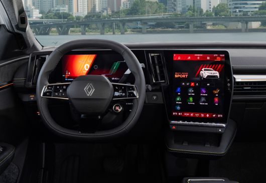 운전석의 12.3인치 가로형 스크린에서 12인치 세로형 터치 스크린으로 쭉 이어지는 기역(ㄱ) 모양의 ‘세닉 일렉트릭’ 인포테인먼트 시스템. 르노코리아 제공