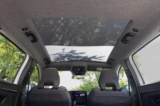 ‘솔라베이(Solarbay) 파노라믹 선루프’ 시스템. 사진에선 유리 천장의 반만 불투명하게 만들어 개방감 만끽과 자외선 차단 효과를 절충했다. 르노코리아 제공