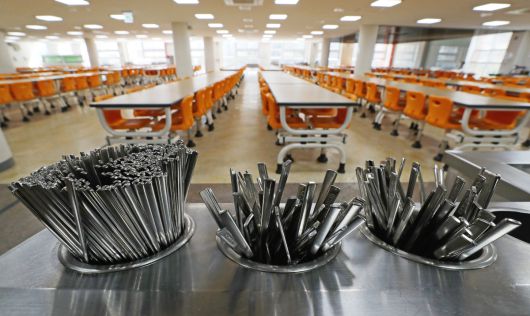 서울의 한 초등학교 급식실에 수저가 학생을 기다리고 있다. 연합뉴스