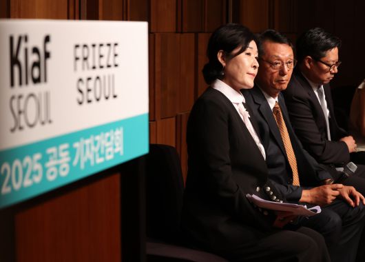19일 서울 중구 신라호텔에서 열린 미술 전시 키아프 서울·프리즈 서울 공동기자회견에서 한국화랑협회 김정숙  홍보이사(왼쪽부터)·이성훈 협회장, 패트릭 리 프리즈 서울 디렉터가 질문을 듣고 있다. 연합뉴스