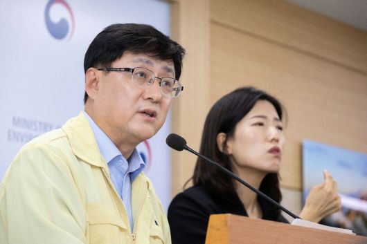 김성환 환경부 장관이 19일 정부세종청사 환경부 출입기자실에서 녹조 수질검사 방식과 정보 공개 개편 관련 언론 브리핑을 하고 있다. 환경부 제공