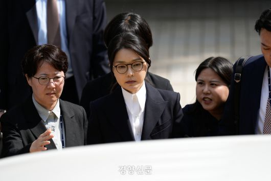 윤석열 전 대통령 부인 김건희 여사가 지난 12일 오후 서울 서초구 서울중앙지법에서 열린 구속 전 피의자 심문(영장실질심사)을 마치고 법원을 나서고 있다. 권도현 기자